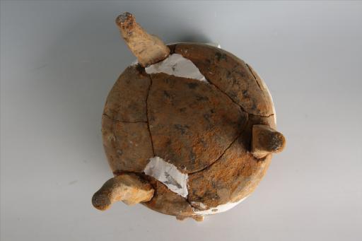 战国时期内敛子口坦底蹄足张耳弧顶盖三角雷纹泥质橙红陶鼎