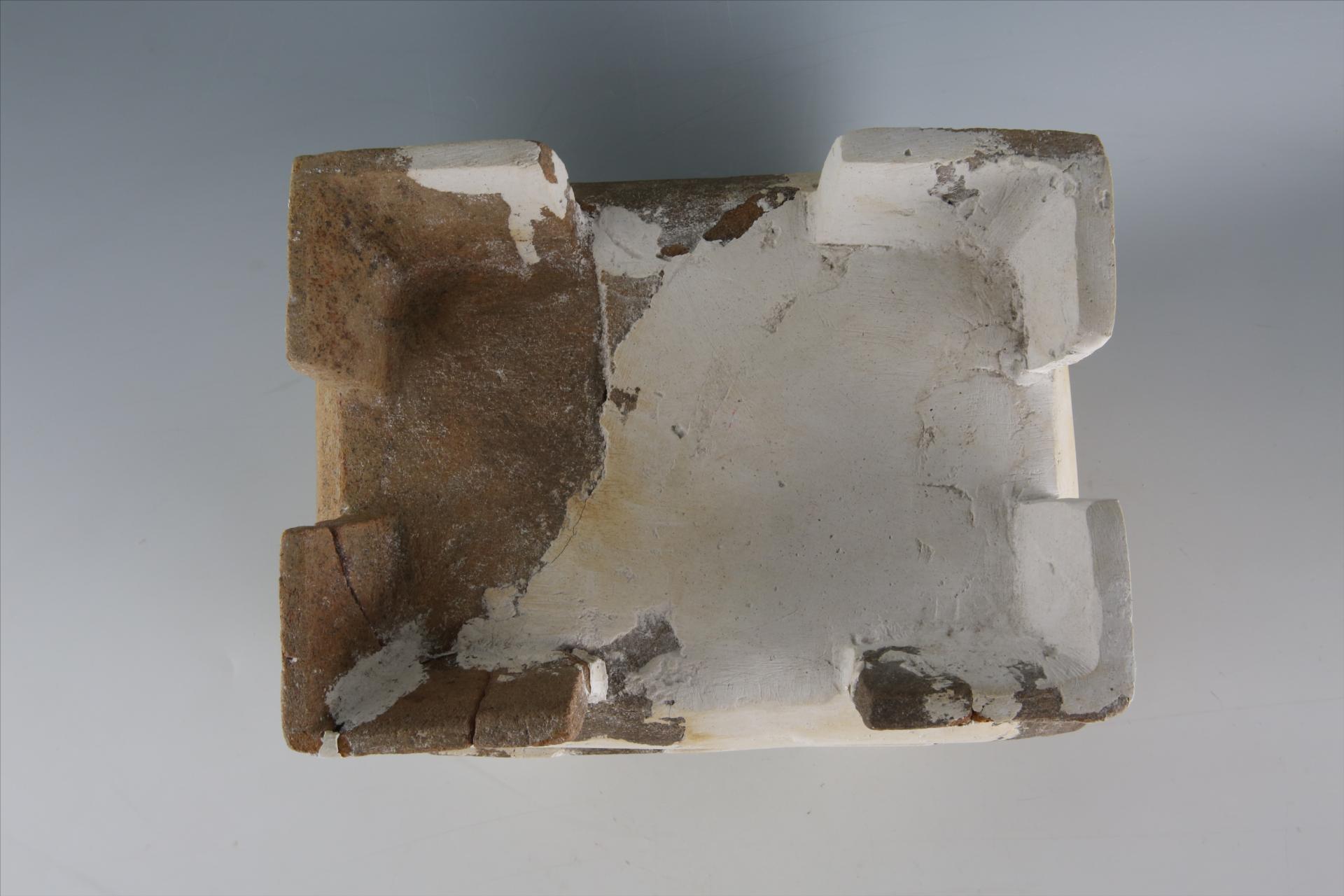 战国时期扁长方形斜侧壁敞口矩形耳足三角雷纹彩绘绳索纹夹砂橙红陶簠