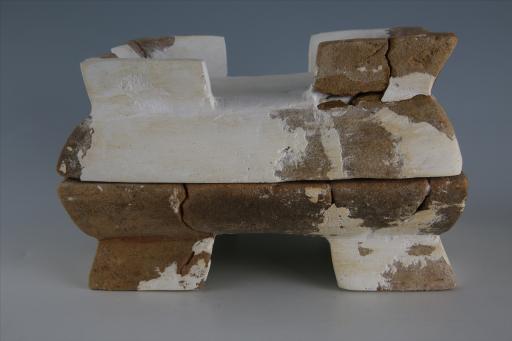 战国时期扁长方形斜侧壁敞口矩形耳足三角雷纹彩绘绳索纹夹砂橙红陶簠