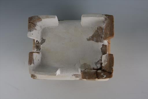 战国时期扁长方形斜侧壁敞口矩形耳足三角雷纹彩绘绳索纹夹砂橙红陶簠