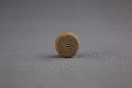 商圆饼形中穿夹砂黄褐陶纺轮