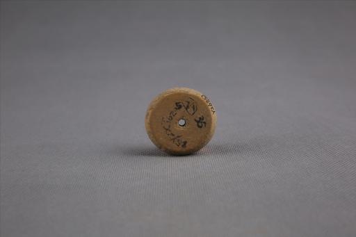 商圆饼形中穿夹砂黄褐陶纺轮