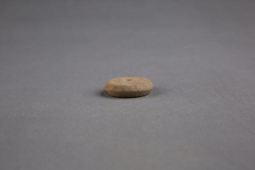 商圆饼形中穿夹砂黄褐陶纺轮