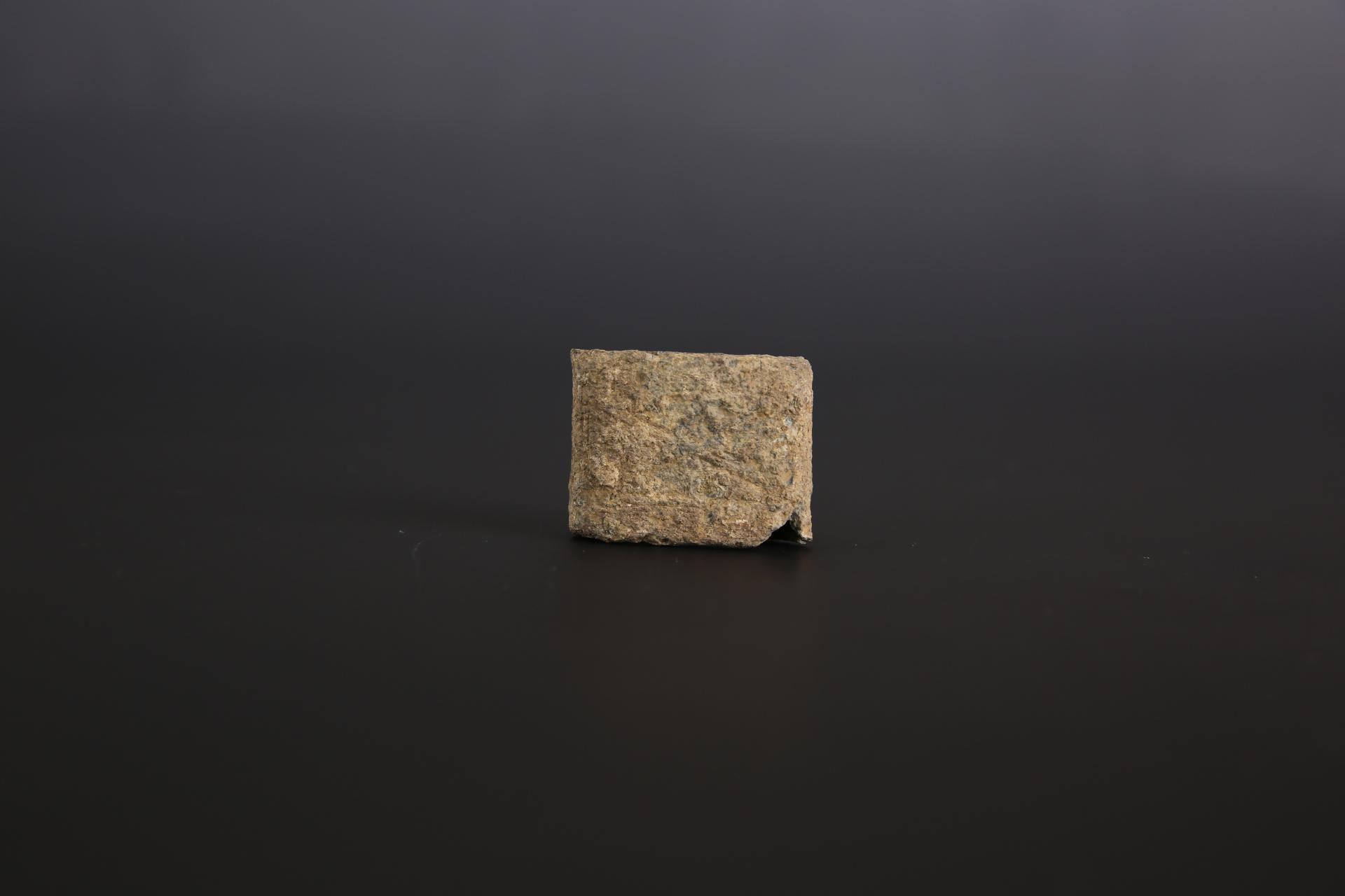 春秋晚期方形綯索纹铜马头饰