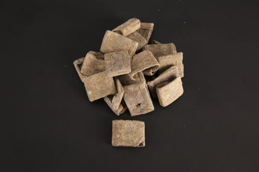 春秋晚期方形綯索纹铜马头饰