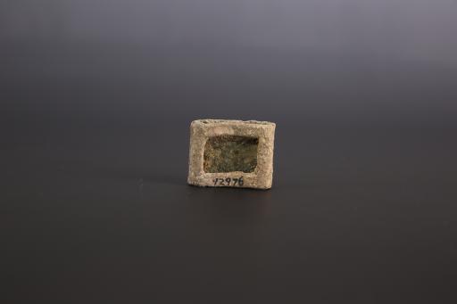 春秋晚期方形綯索纹铜马头饰