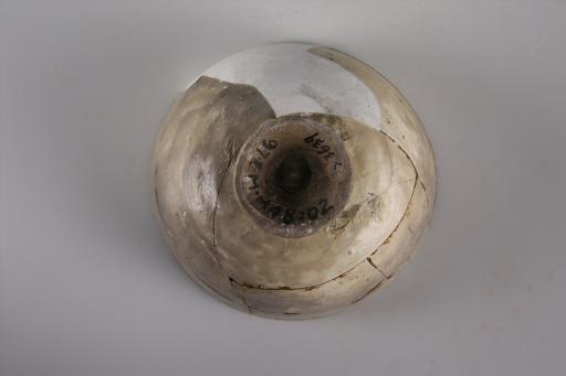 宋侈口弧腹圈足灰白釉瓷碗