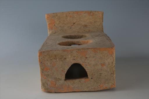 东汉梯形圆形釜眼半圆形火门圆穿方形档板菱形方格纹泥质红陶灶