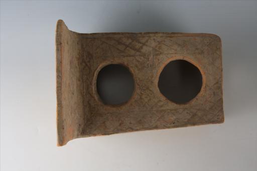 东汉梯形圆形釜眼半圆形火门圆穿方形档板菱形方格纹泥质红陶灶