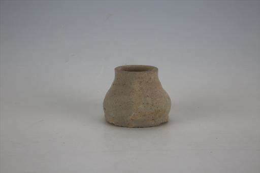 东汉敛口束颈扁腹大平底泥质灰陶罐