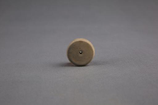 商圆饼形中穿夹砂灰黄陶纺轮