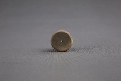商圆饼形中穿夹砂灰黄陶纺轮