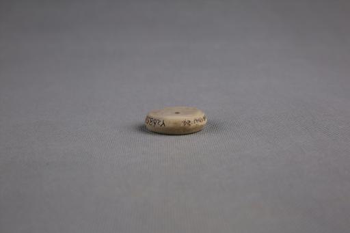 商圆饼形中穿夹砂灰黄陶纺轮