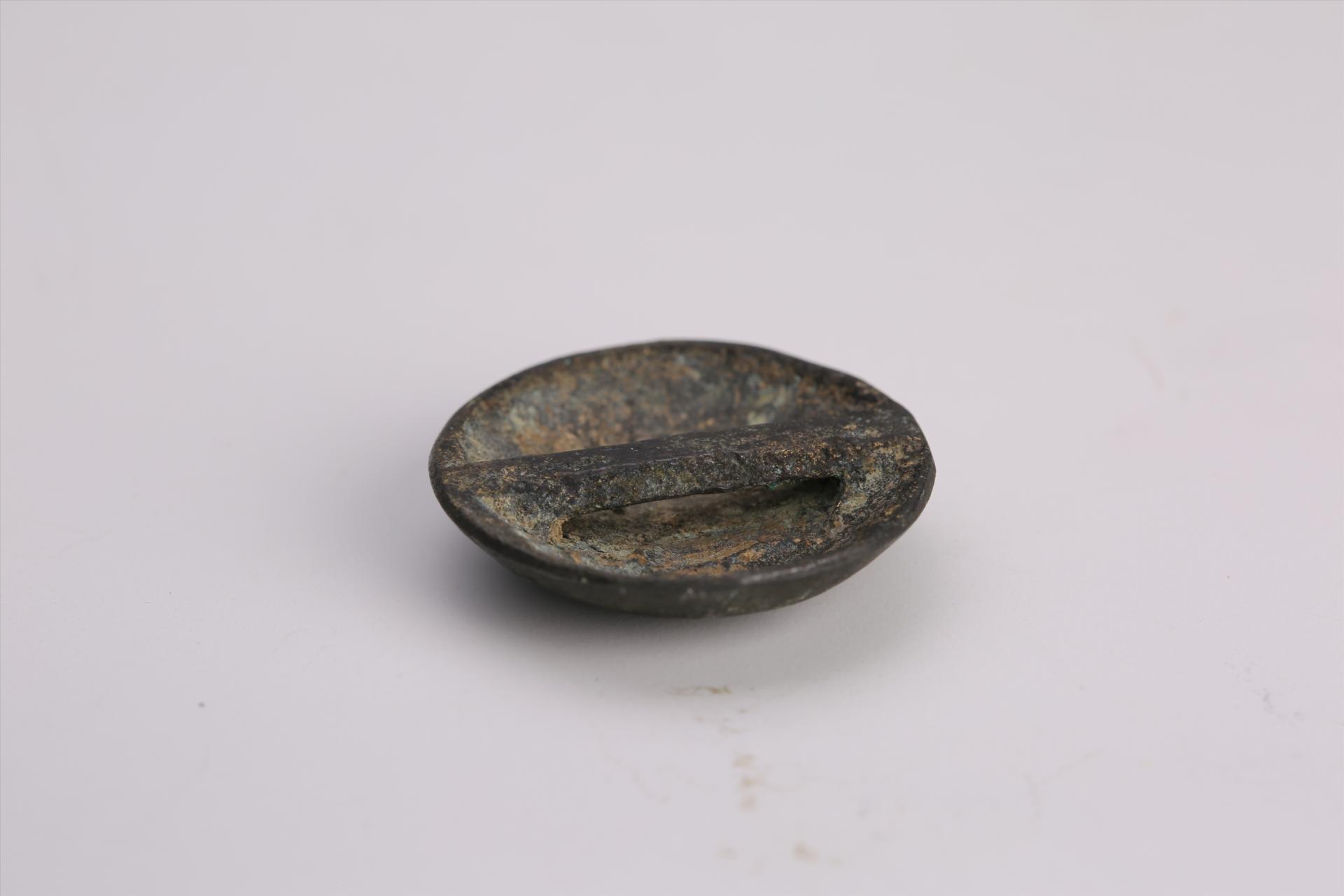 春秋时期圆形弧面铜扣件