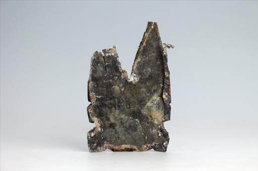 春秋时期齿顶燕尾形包锡箔锡饰片