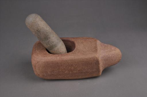 春秋时期长方形臼圆形臼窝三角形柄弧顶杵石研磨器