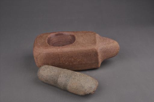 春秋时期长方形臼圆形臼窝三角形柄弧顶杵石研磨器