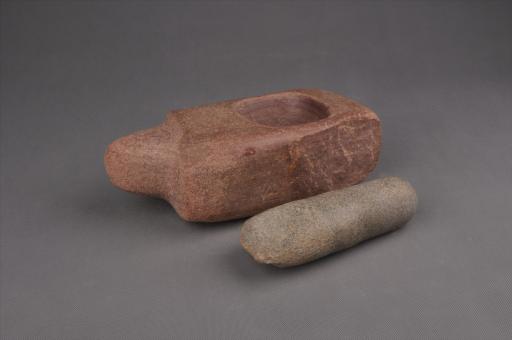 春秋时期长方形臼圆形臼窝三角形柄弧顶杵石研磨器