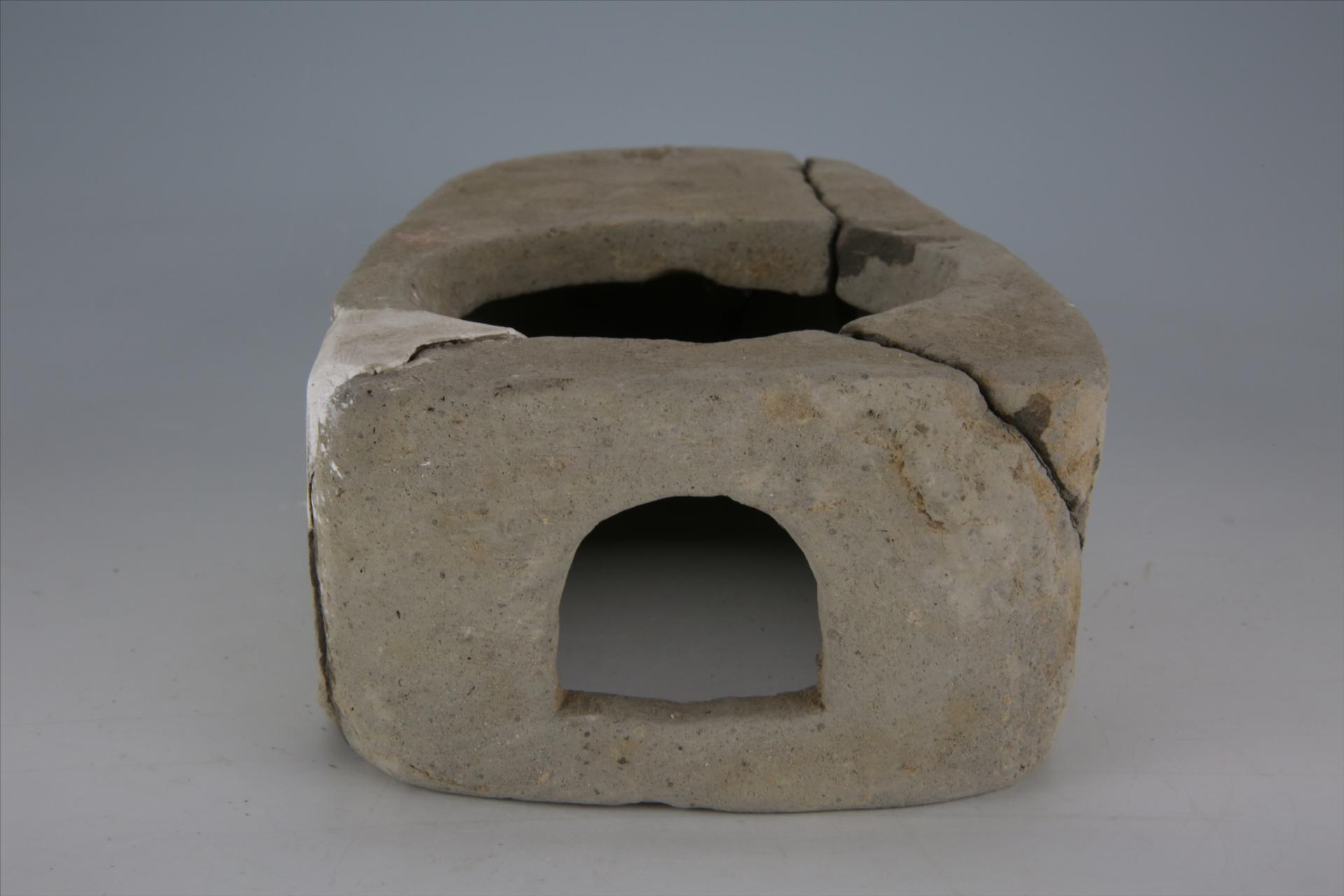 东汉鞋底形单釜眼半圆火门夹细砂灰陶灶