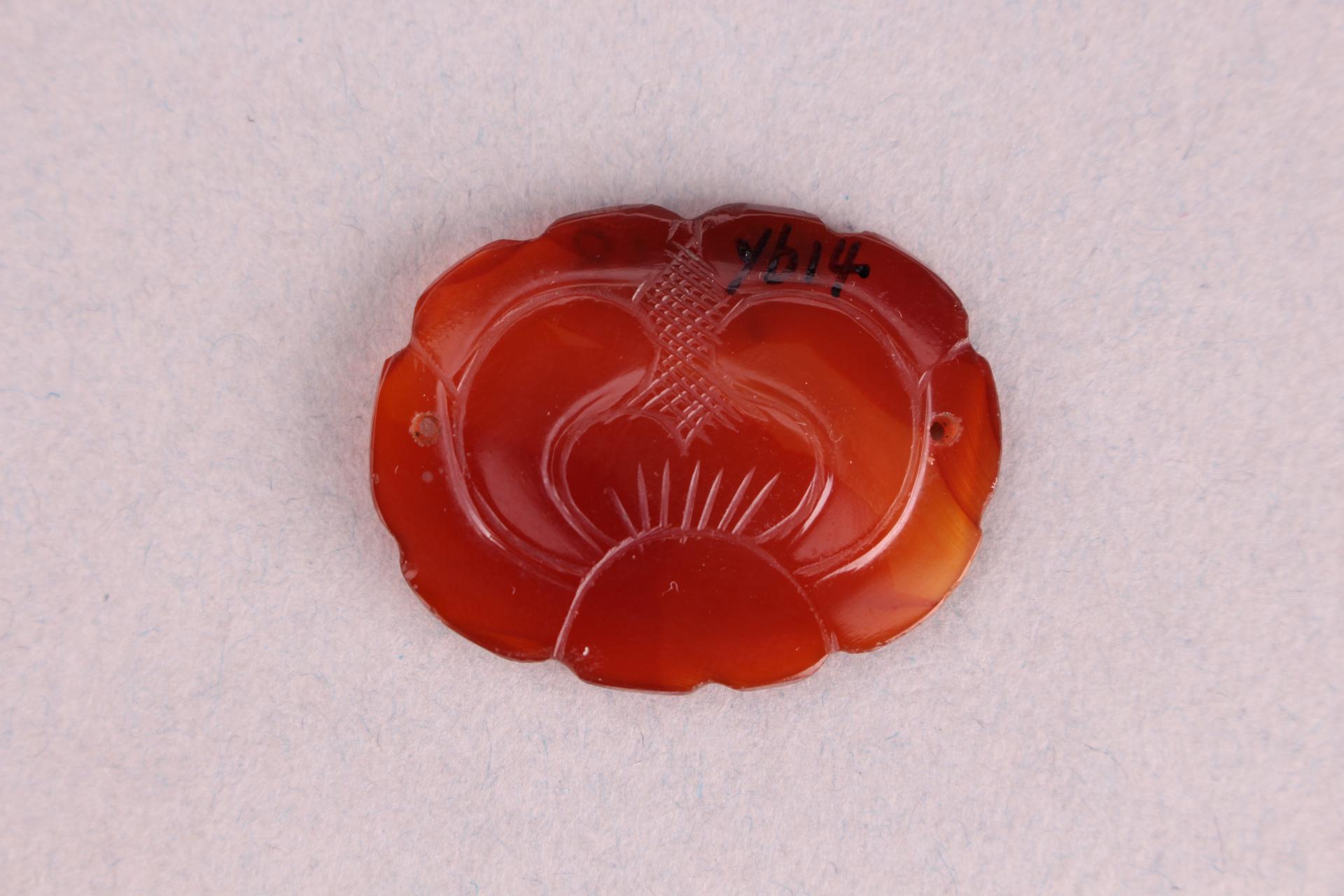 清暗红色玛瑙扣饰