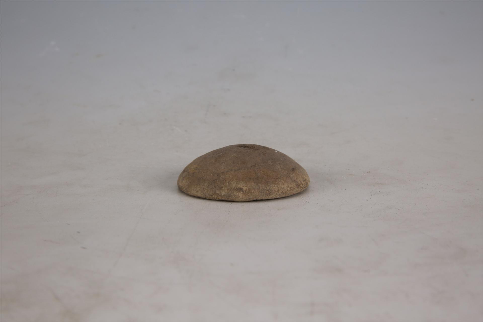 周覆钵形圆穿戳印纹泥质红褐陶纺轮