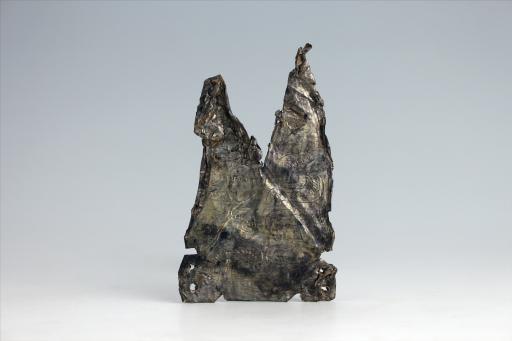 春秋时期齿顶燕尾形包锡箔锡饰片