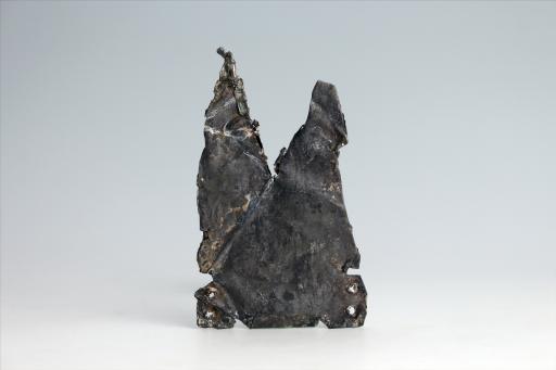 春秋时期齿顶燕尾形包锡箔锡饰片