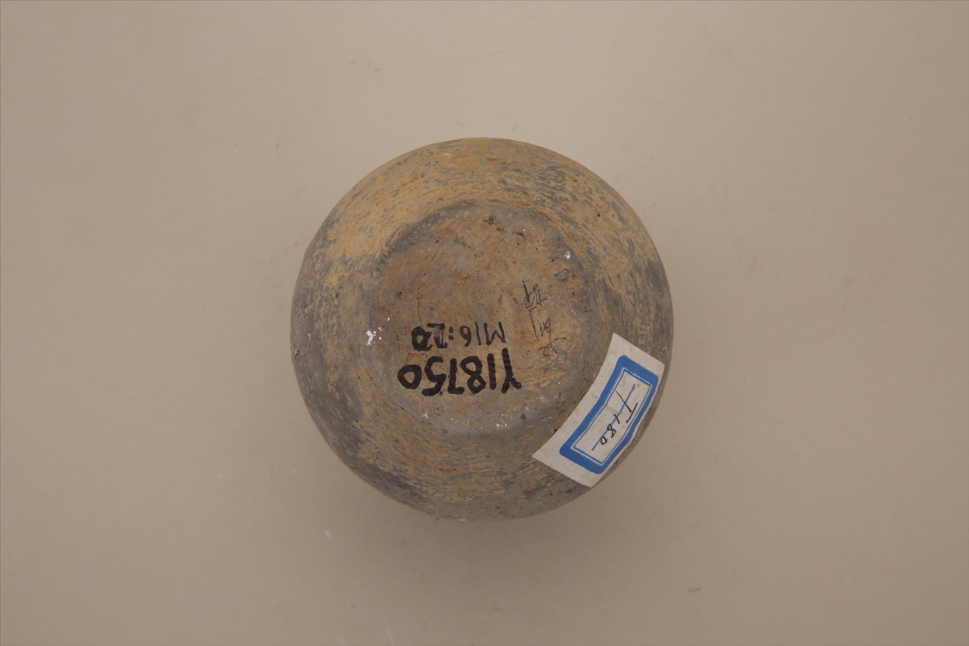 东汉侈口束颈扁鼓腹平底凹弦纹泥质灰陶壶