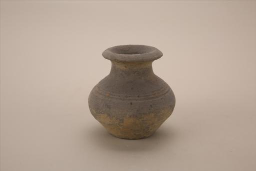东汉侈口束颈扁鼓腹平底凹弦纹泥质灰陶壶