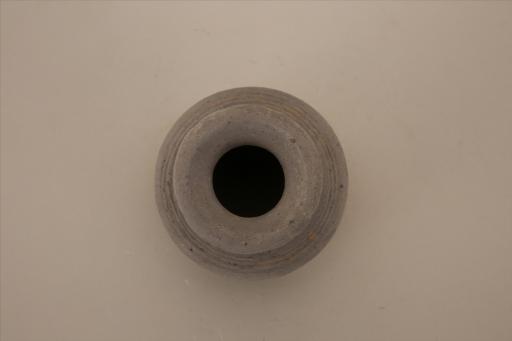 东汉侈口束颈扁鼓腹平底凹弦纹泥质灰陶壶