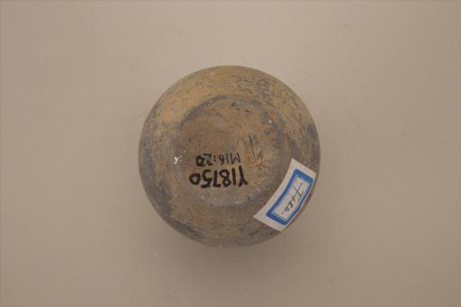 东汉侈口束颈扁鼓腹平底凹弦纹泥质灰陶壶