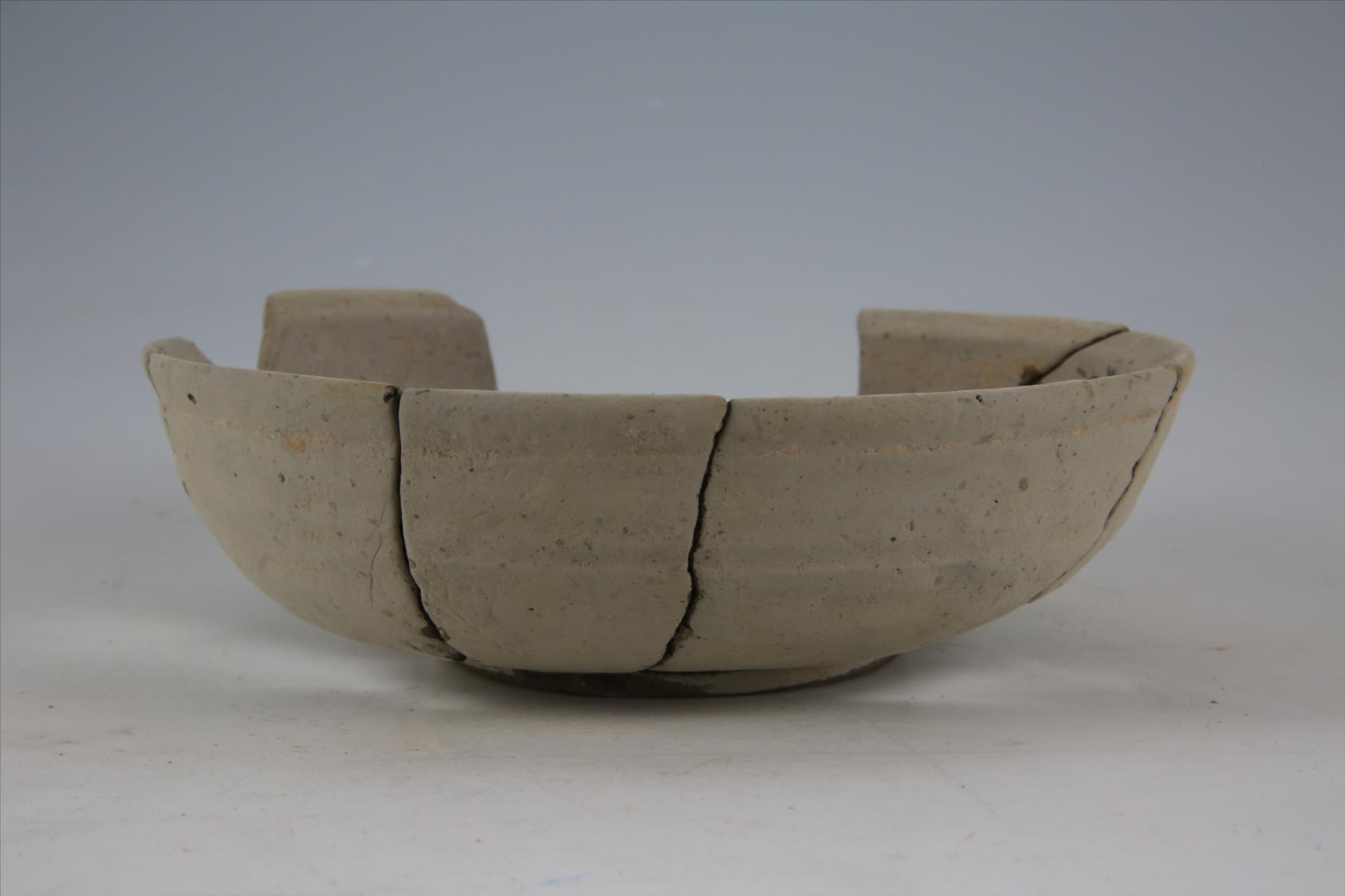 东汉侈口圆唇弧壁圈足泥质灰陶钵