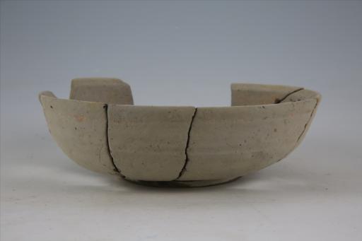 东汉侈口圆唇弧壁圈足泥质灰陶钵