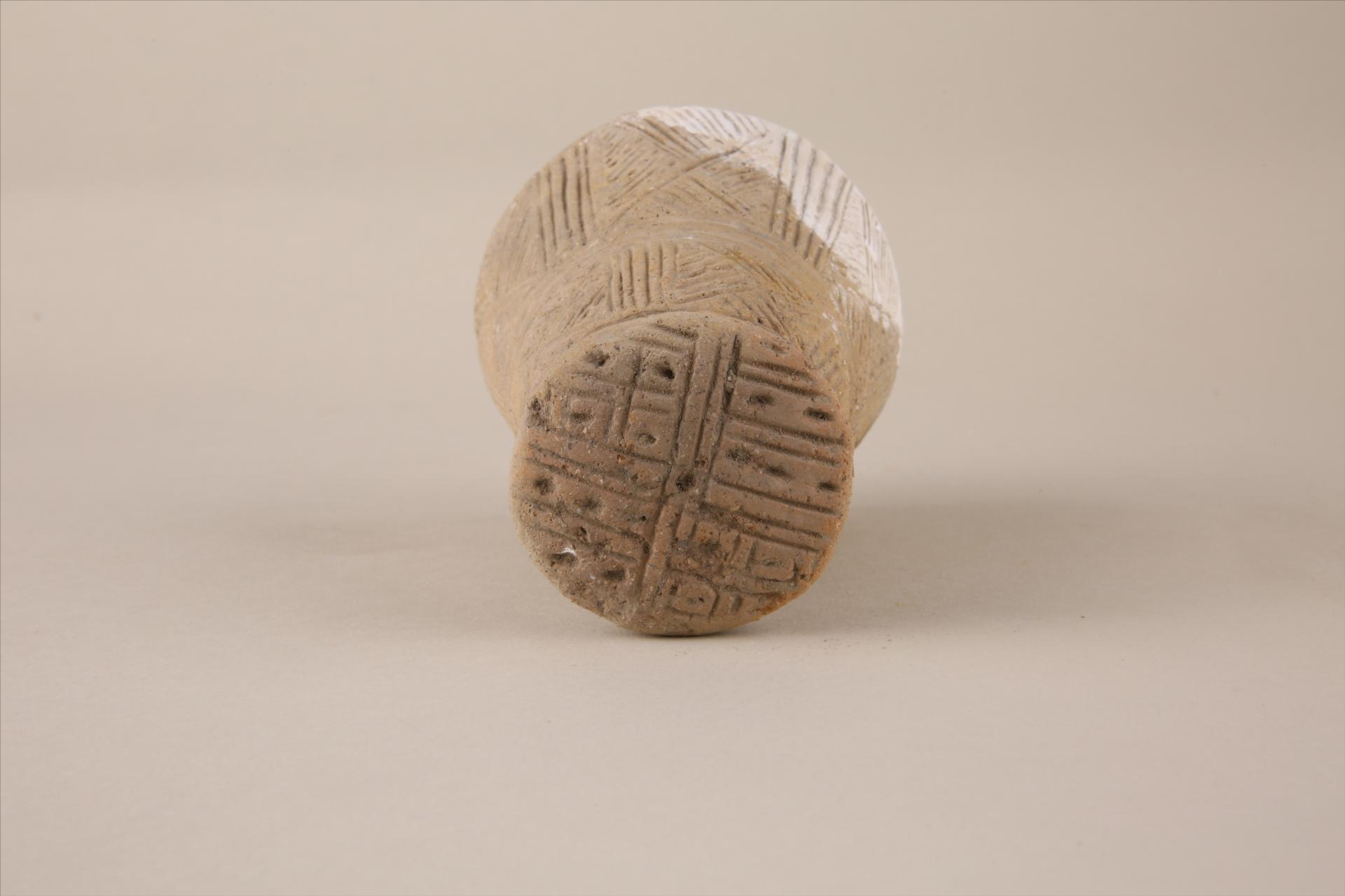 新石器时代大溪文化弧顶喇叭状底戳印纹夹细砂红褐陶支座