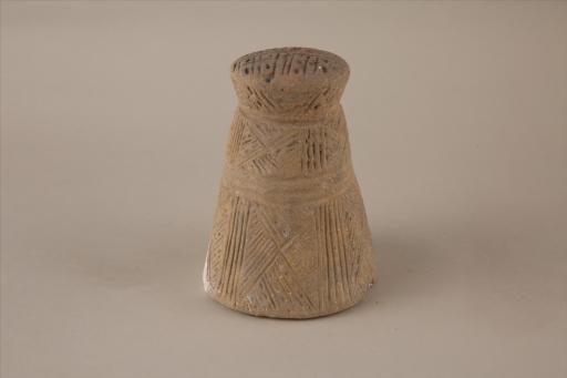 新石器时代大溪文化弧顶喇叭状底戳印纹夹细砂红褐陶支座