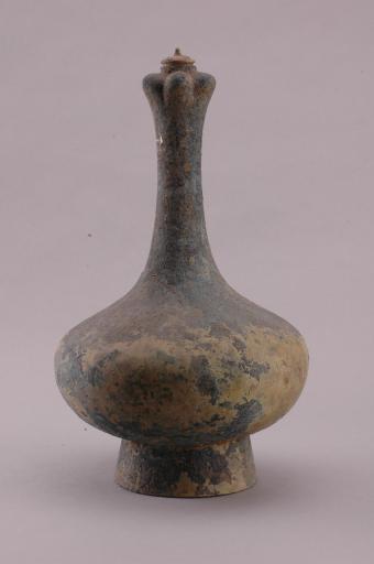 西汉带盖铜蒜头壶