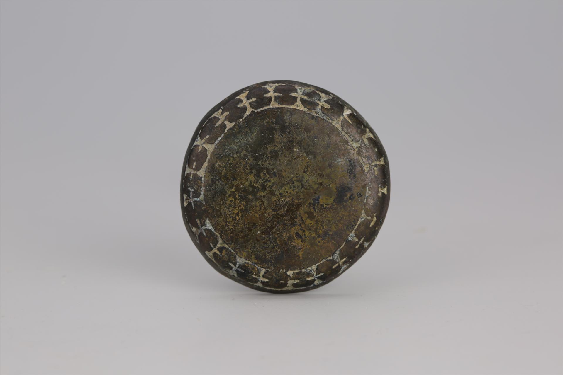 春秋时期圆形弧面联珠纹铜扣件