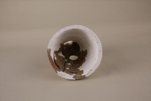 新石器时代大溪文化猪嘴形圆穿凸棱戳印点纹刻划线条纹中空夹砂红褐陶支座