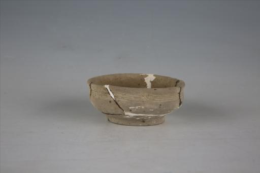 东汉敞口假圈足凹弦纹泥质灰陶碗