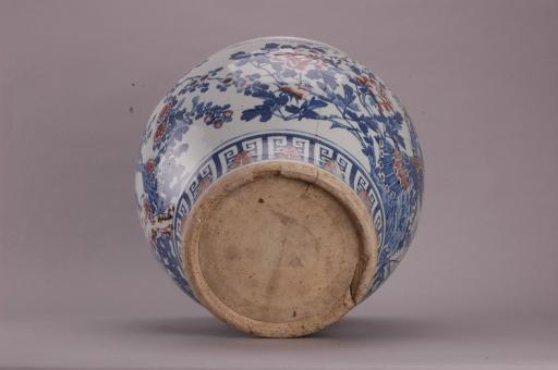 清道光青花釉里红孔雀牡丹纹瓷缸