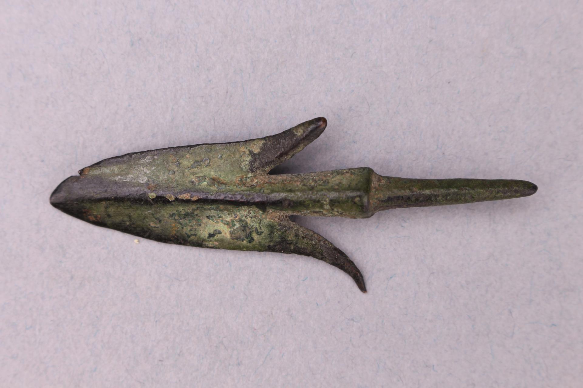 战国时期双翼圆铤铜箭镞