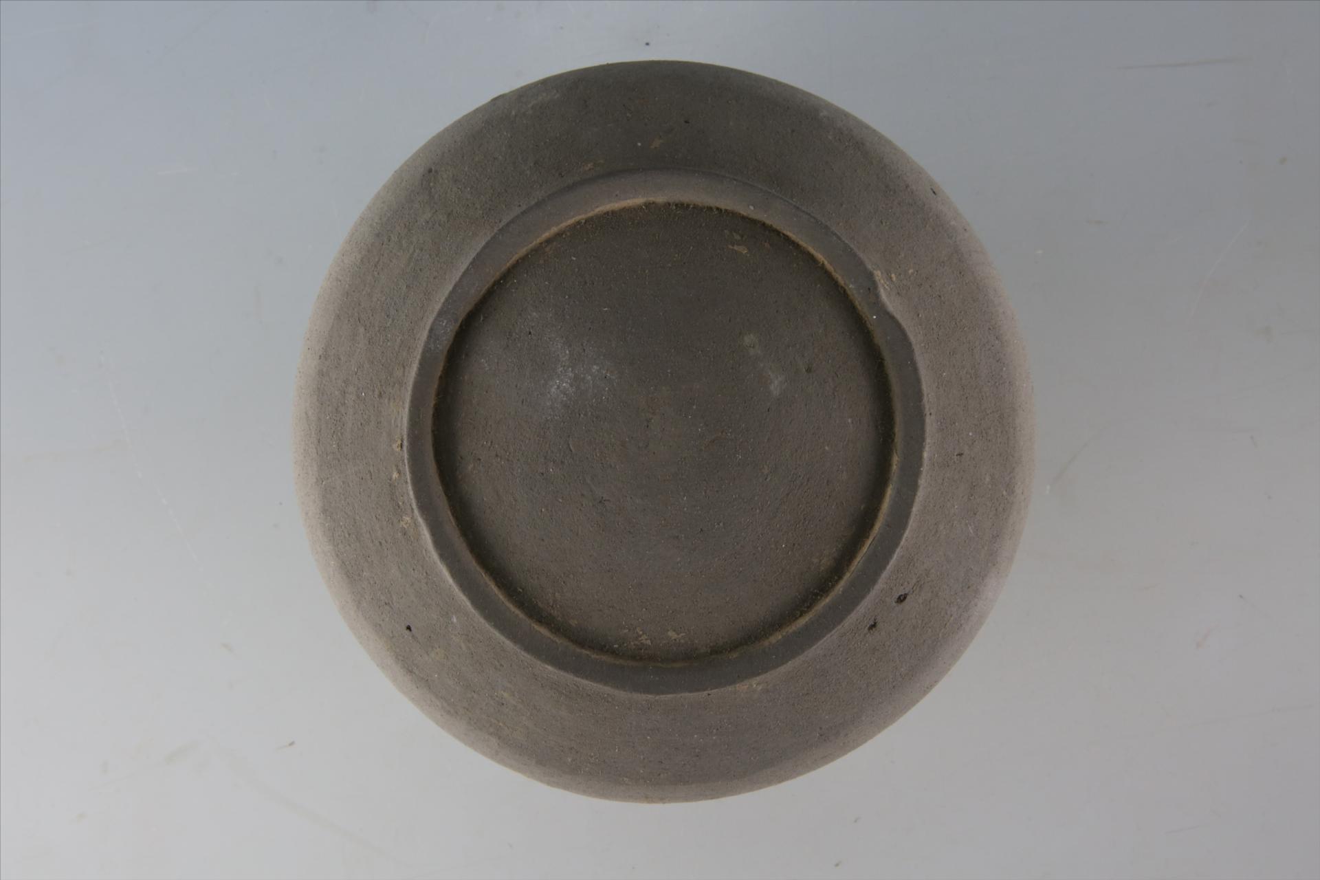 西汉弧壁圈足大环纽覆碗形盖宽瓦棱纹泥质灰陶盒