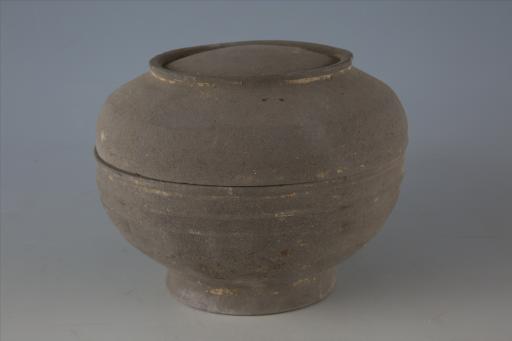 西汉弧壁圈足大环纽覆碗形盖宽瓦棱纹泥质灰陶盒