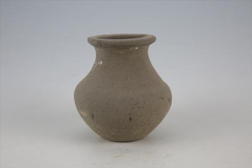 东汉侈口束颈溜肩鼓腹平底夹砂灰陶罐