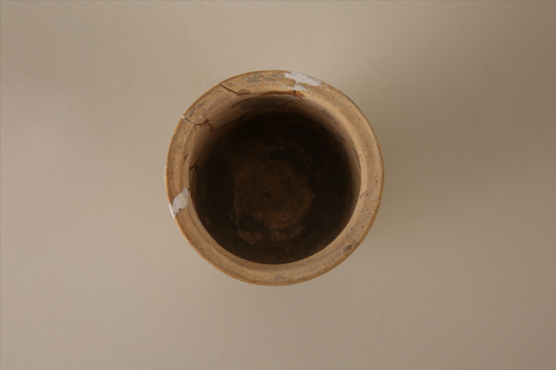 新石器时代屈家岭文化斜直腹高圈足刻划线纹泥质橙黄陶杯