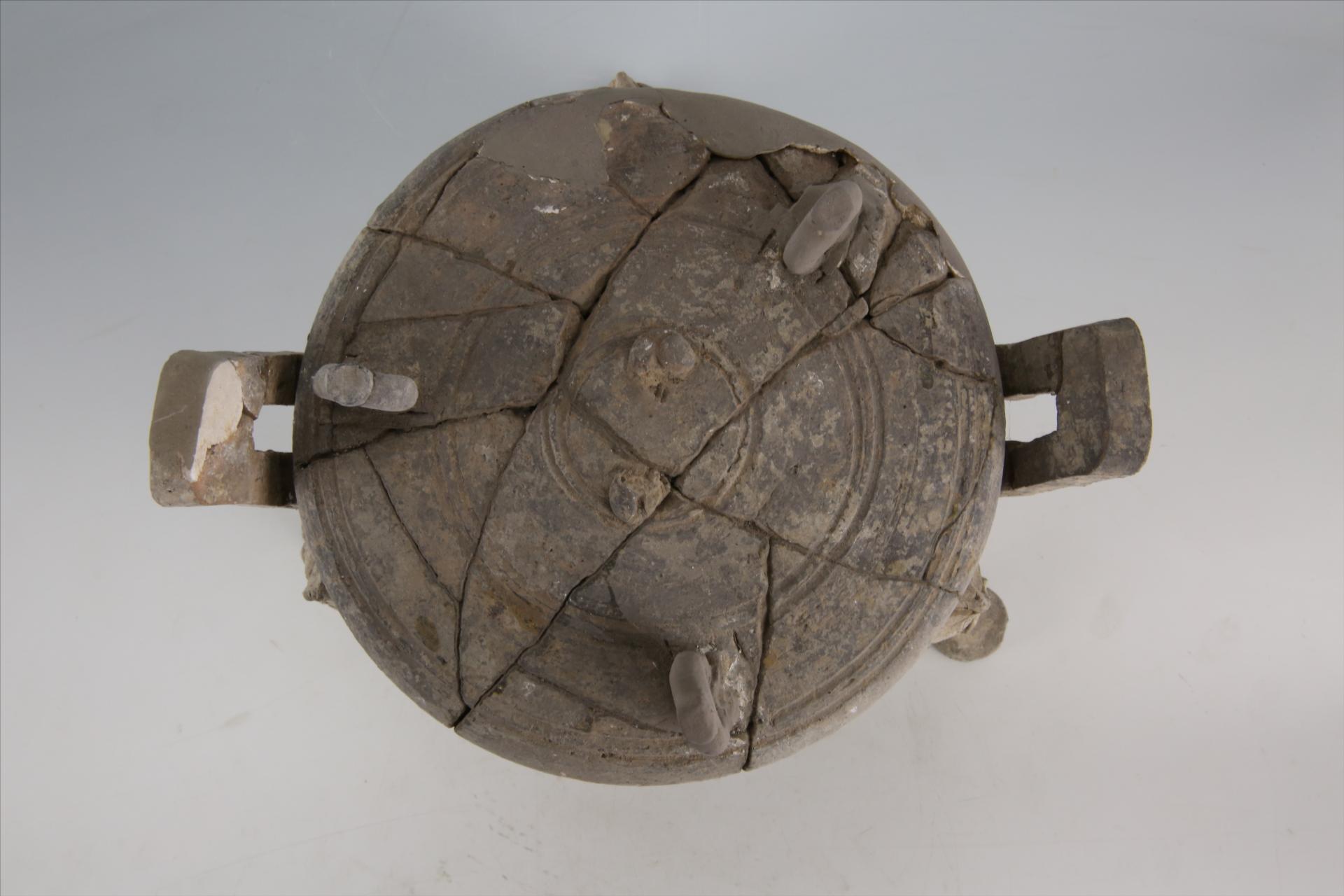 战国晚期敛口弧腹立耳兽面蹄足环纽弧盖凹弦纹夹砂灰陶鼎