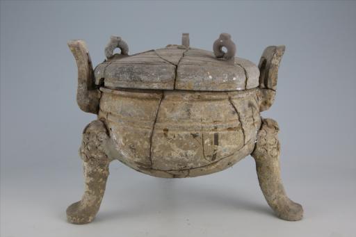 战国晚期敛口弧腹立耳兽面蹄足环纽弧盖凹弦纹夹砂灰陶鼎