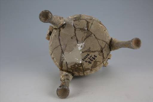 战国晚期敛口弧腹立耳兽面蹄足环纽弧盖凹弦纹夹砂灰陶鼎