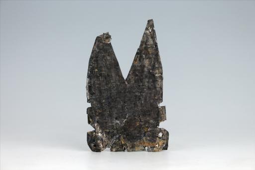 春秋时期齿顶燕尾形包锡箔锡饰片