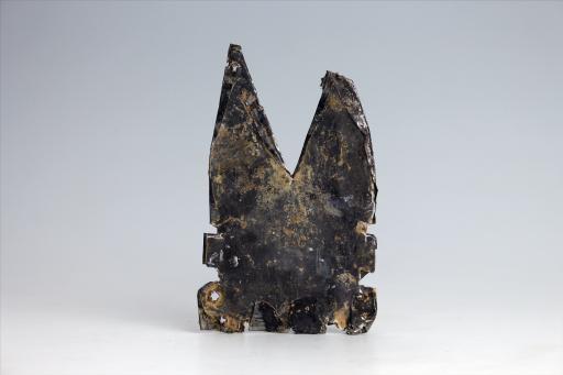 春秋时期齿顶燕尾形包锡箔锡饰片